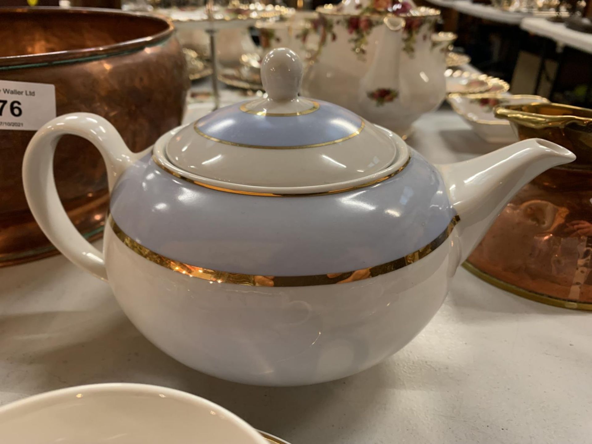 A ROYAL DOULTON EIGHTEEN PIECE PART TEASET TO INCLUDE CUPS, SAUCERS, CREAM JUG AND A TEAPOT - Image 4 of 5