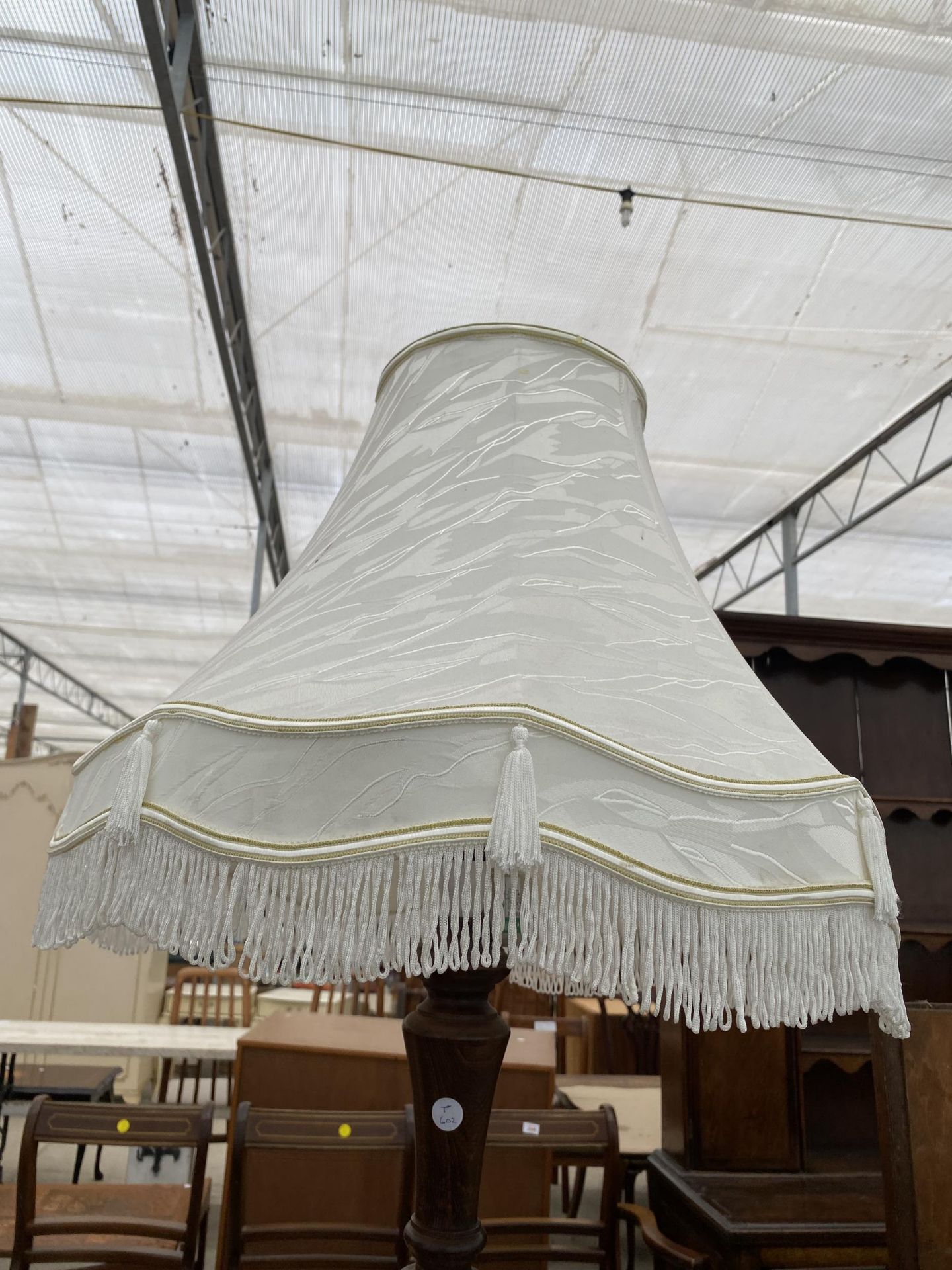AN EARLY 20TH CENTURY OAK STANDARD LAMP WITH SHADE - Image 3 of 3