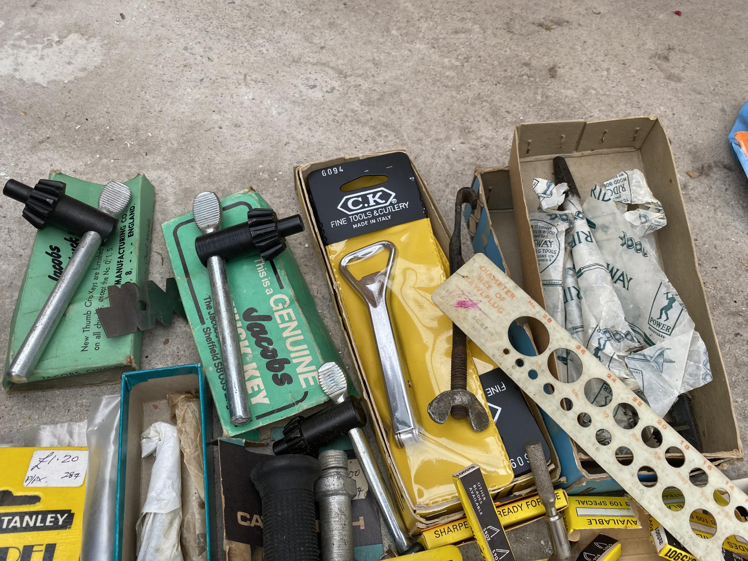 AN ASSORTMENT OF TOOLS TO INCLUDE CHUCK KEYS, BOTTLE OPENERS AND KNIFE BLADES ETC - Image 2 of 2