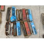 A LARGE ASSORTMENT OF VARIOUS SIZED BRACE DRILL BITS TO INCLUDE RIDGWAY ETC