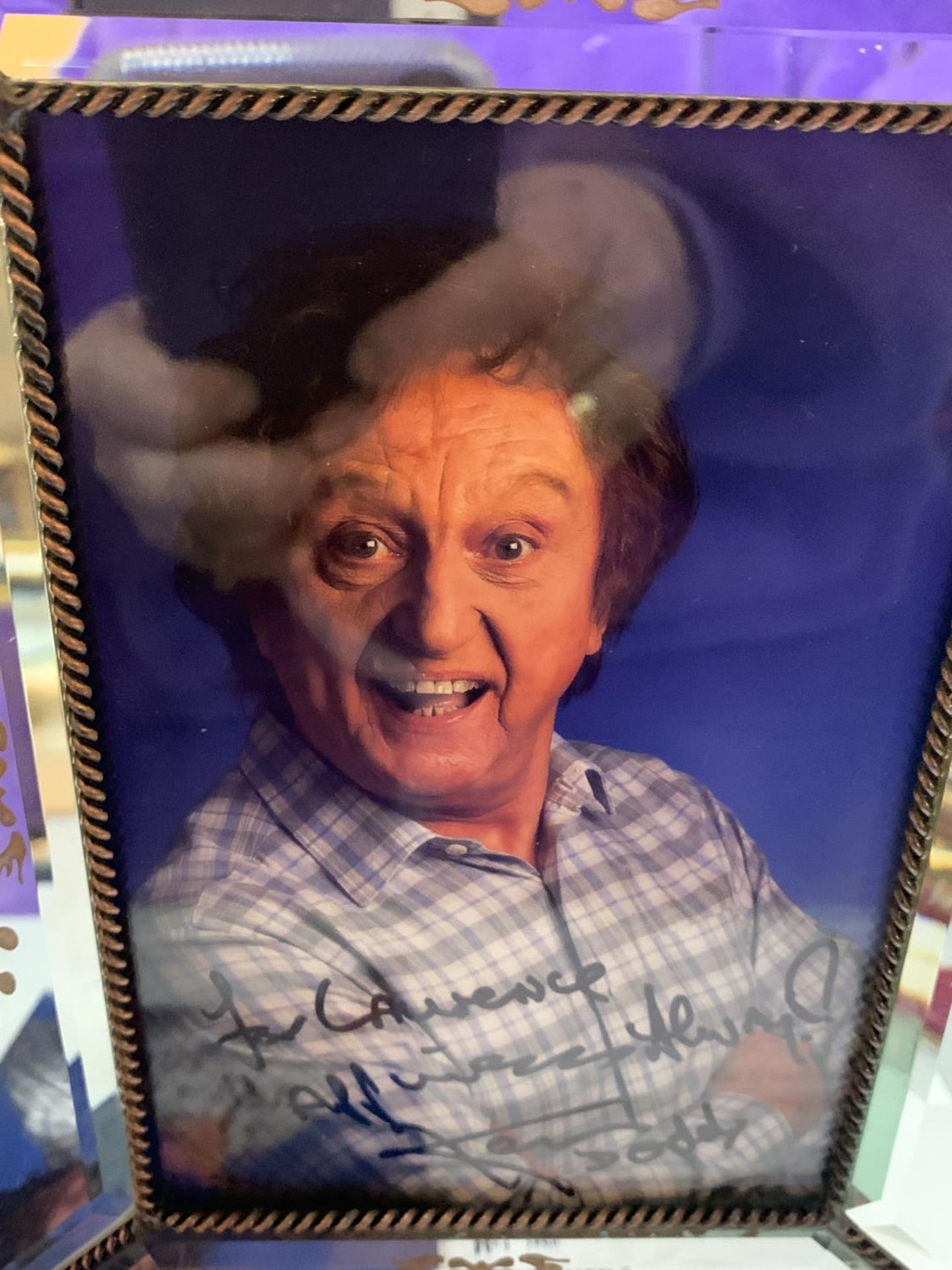 A FRAMED SIGNED PHOTOGRAPH OF KEN DODD, A SIGNED PHOTOGRAPH OF KEN DODD AND A SIGNED LETTER FROM KEN - Image 2 of 4