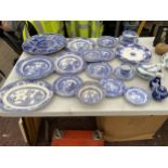 A LARGE ASSORTMENT OF BLUE AND WHITE CERAMIC WARE TO INCLUDE A SMALL GINGER JAR, PLATES AND CUPS AND