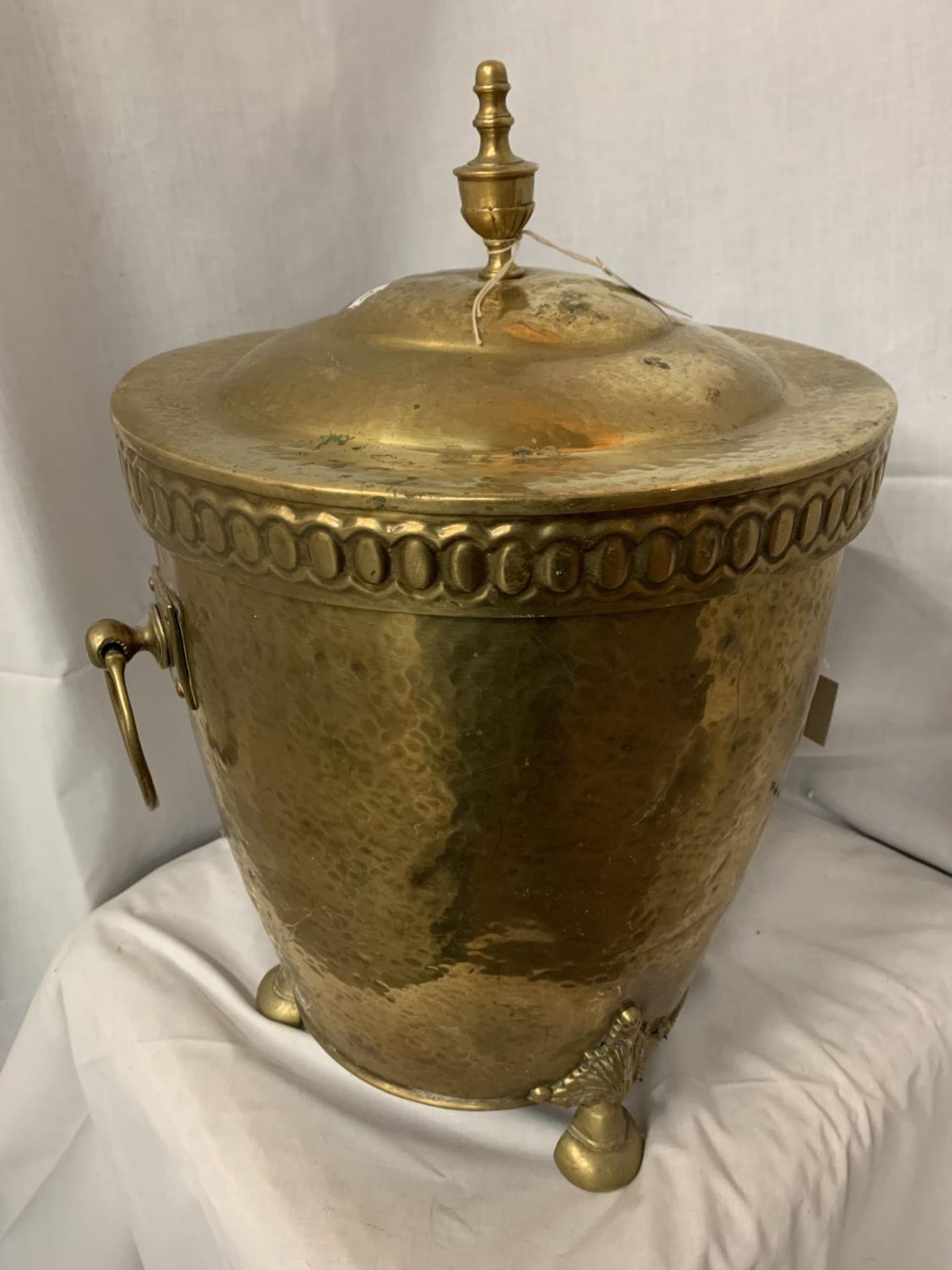 A LARGE BRASS LIDDED COAL BUCKET/LOG SCUTTLE - Image 3 of 3