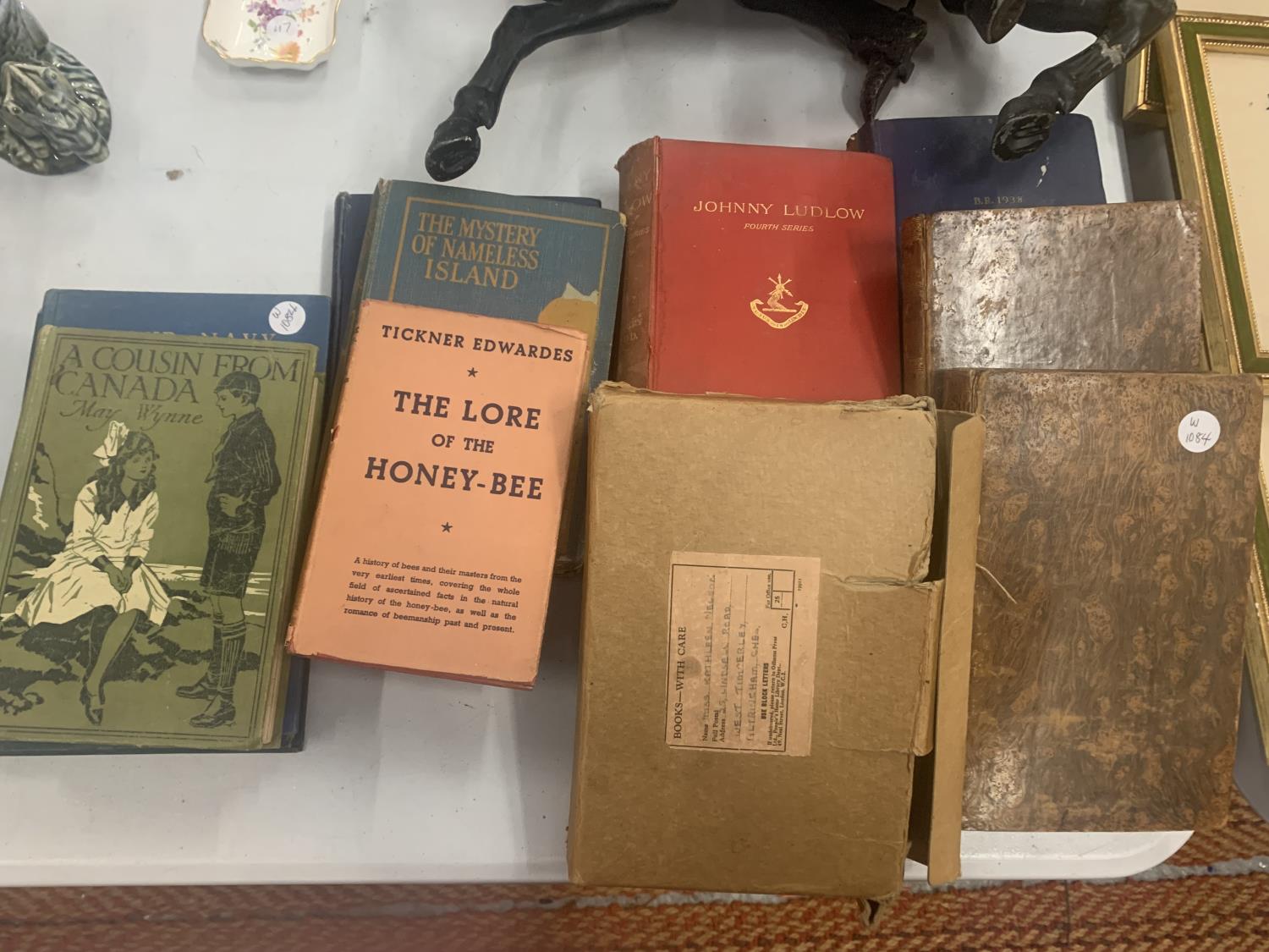A QUANTITY OF VINTAGE HARDBACK BOOKS TO INCLUDE EMBROIDERY, THE LORE OF THE HONEY BEE, NAVAL RATINGS