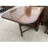 A MID 20TH CENTURY SHINY WALNUT GATE-LEAF TABLE