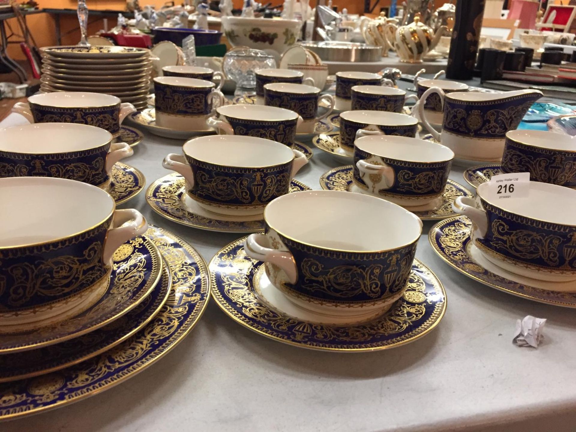 A SELECTION OF 1969 ROYAL WORCESTER 'SANDRINGHAM' BLUE AND GOLD CHINA TO INCLUDE SOUP BOWLS, CUPS, - Image 3 of 4