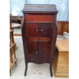 AN EDWARDIAN WIND-UP GRAMMOPHONE CABINET