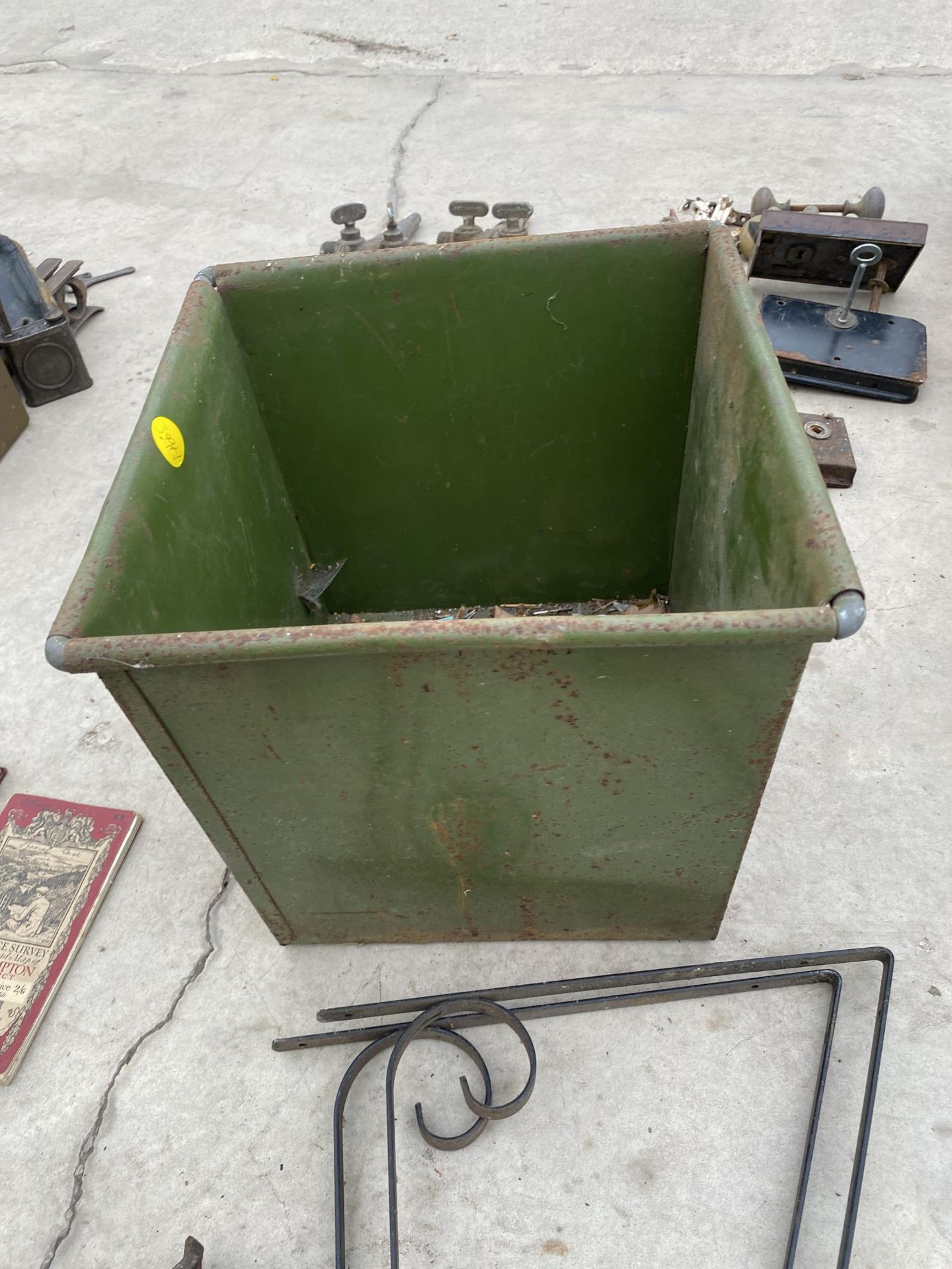 AN ASSORTMENT OF ITEMS TO INCLUDE A WASTE PAPER BIN, HANGING BASKET BRACKETS AND CAST SINK BRACKETS - Image 4 of 4