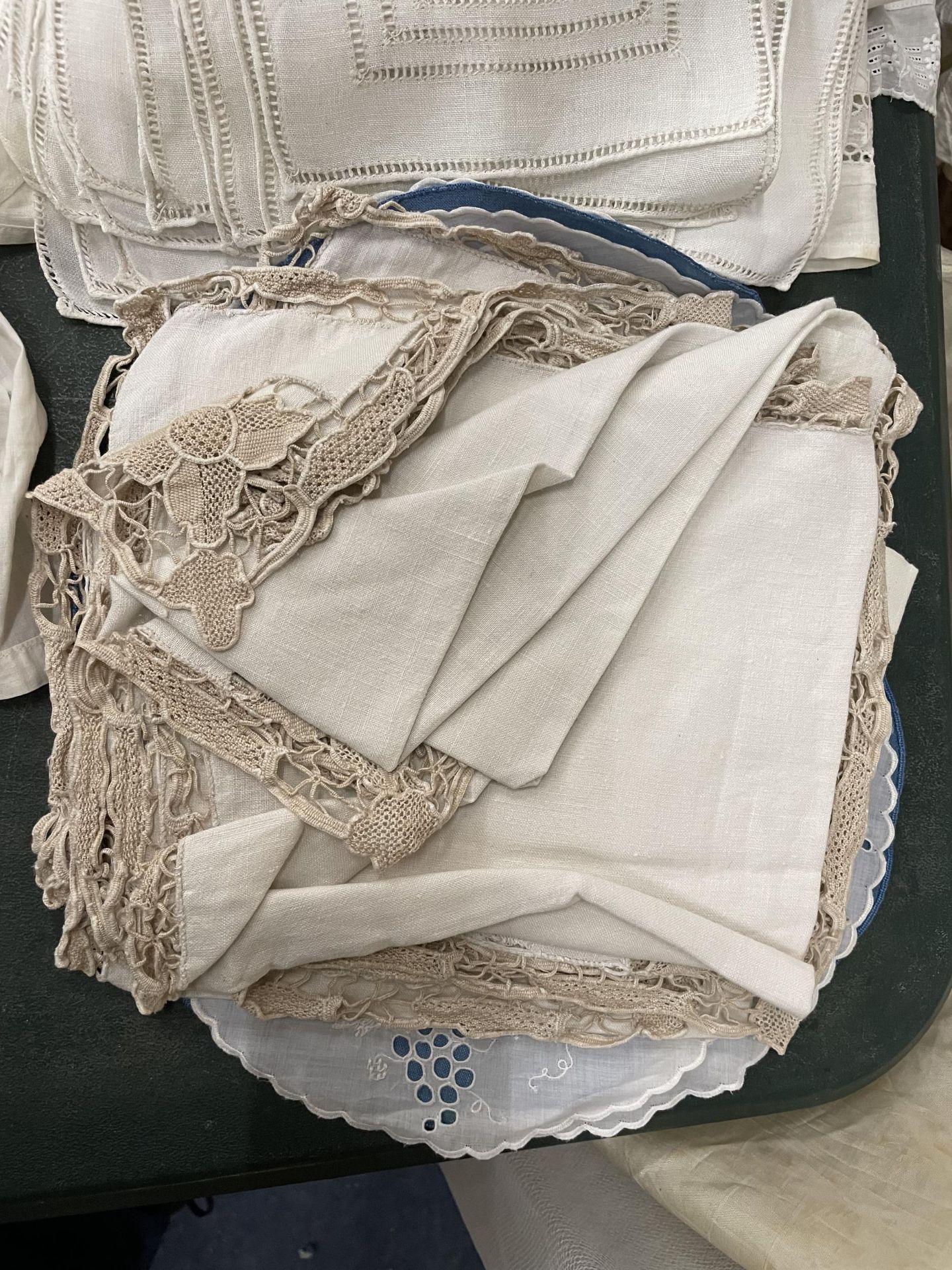 FOUR VICTORIAN APRONS AND VINTAGE LINEN TO INCLUDE FORTY SIX MATS, TWELVE LARGE SQUARES, TWELVE - Image 4 of 7