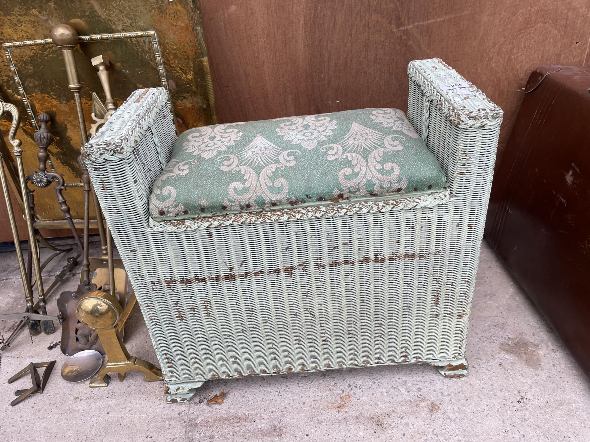 A LLYOD LOOM STYLE TRUNK AND AN ASSORTMENT OF BRASS TO INCLUDE A FIRE SCREEN AND COMPANION SETR - Image 2 of 6