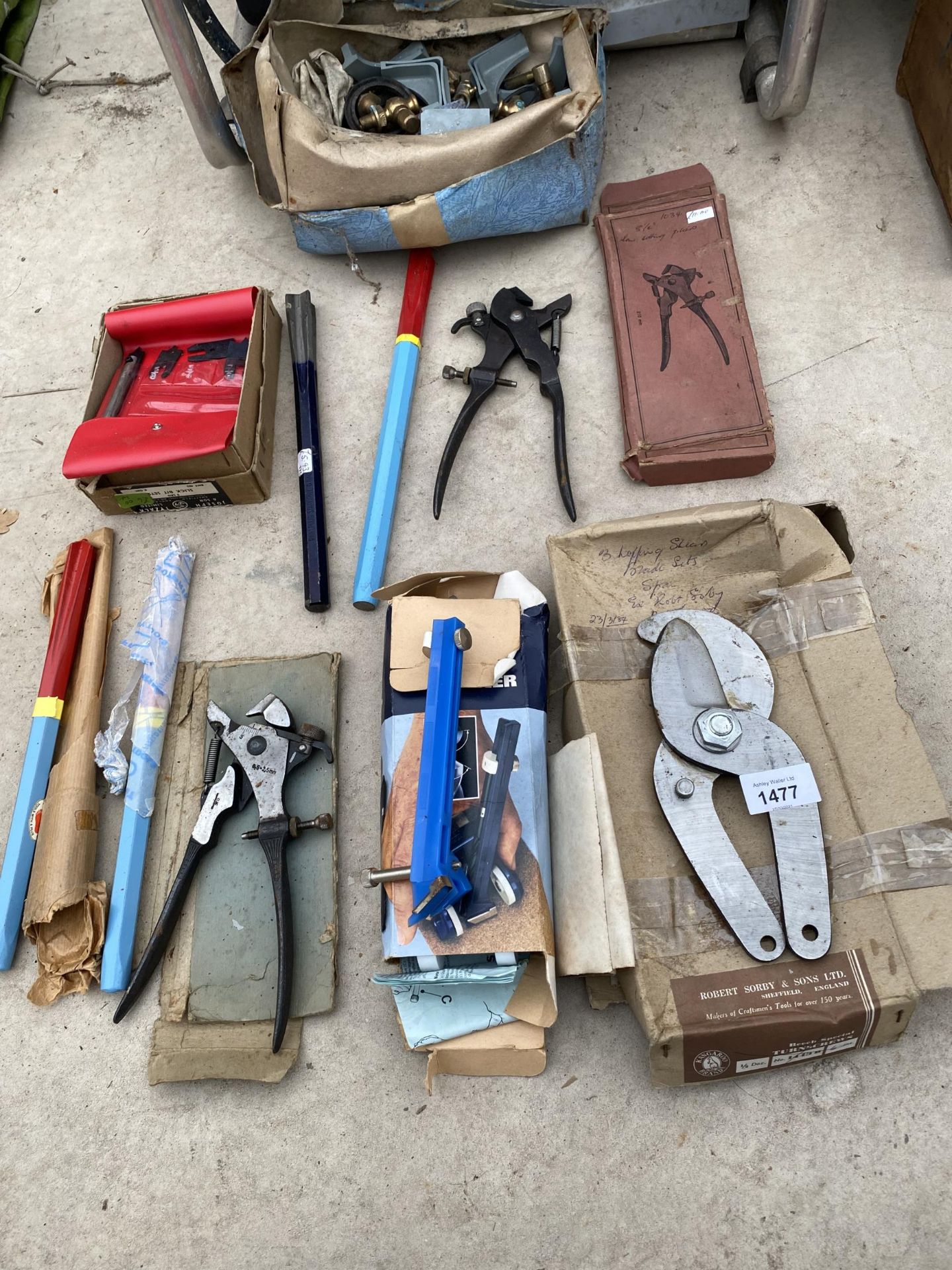 AN ASSORTMENT OF TOOLS TO INCLUDE CUTTING PLIERS AND CHISEKLS ETC