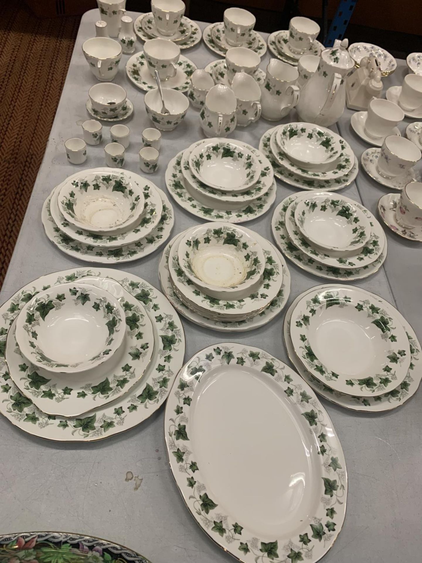 A LARGE COLLECTION OF DUCHESS FINE BONE CHINA 'IVY' TABLEWARE TO INCLUDE CUPS, SAUCERS, EGG CUPS,