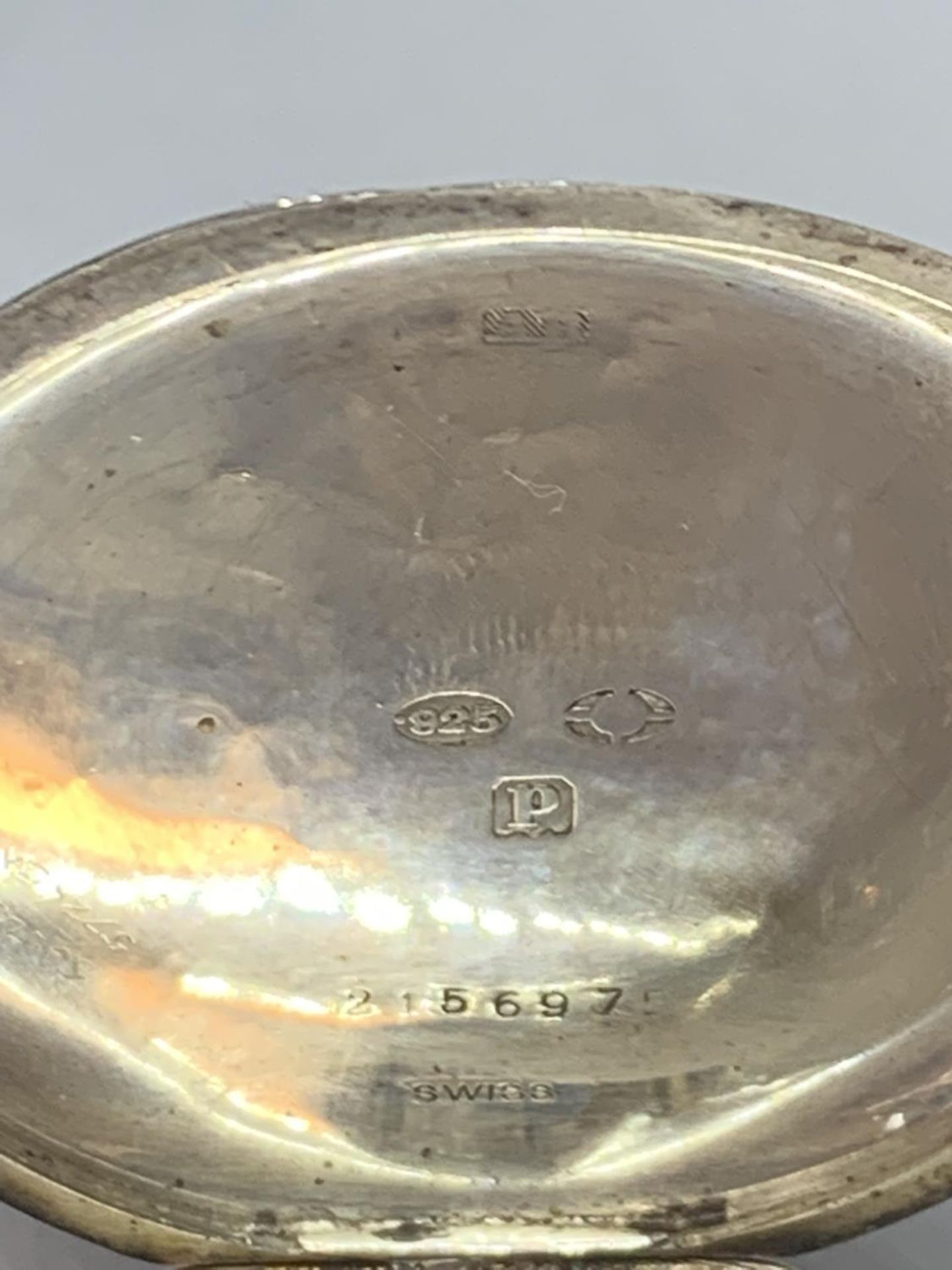 A MARKED 925 SILVER POCKET WATCH WITH A CHAIN SEEN WORKING BUT NO WARRANTY - Image 3 of 3