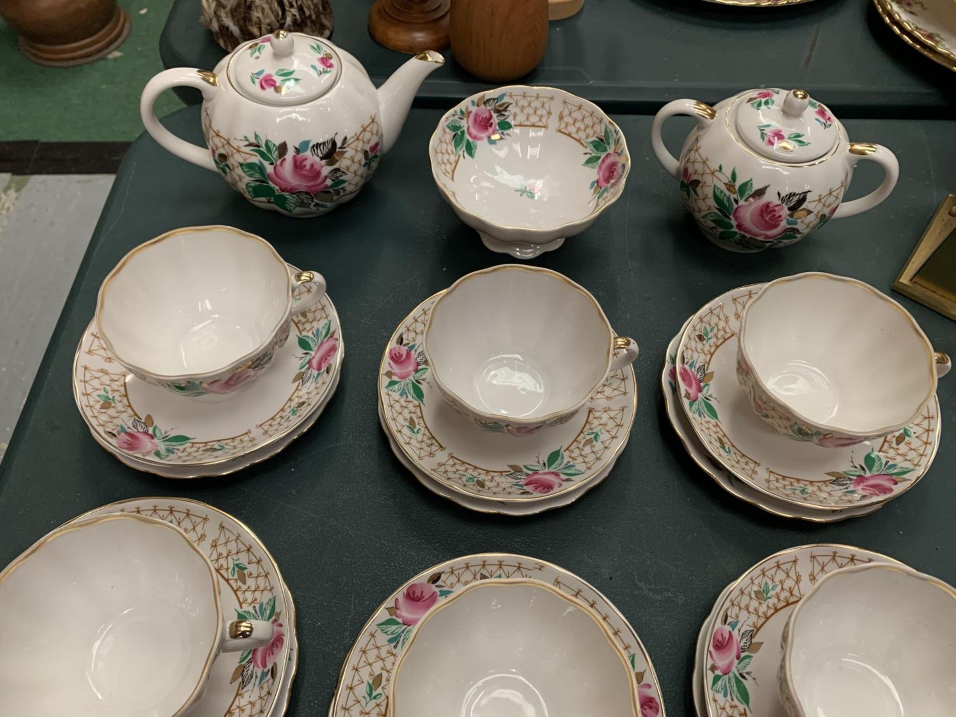 A TEASET TO INCLUDE CUPS, SAUCERS, TEAPOT, SUGAR BOWL, MILK JUG ETC - Image 2 of 4