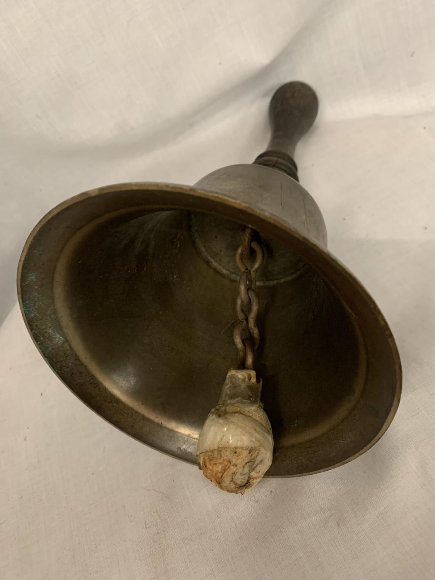 A VINTAGE BRASS SCHOOL BELL WITH WOODEN HANDLE - Image 4 of 4