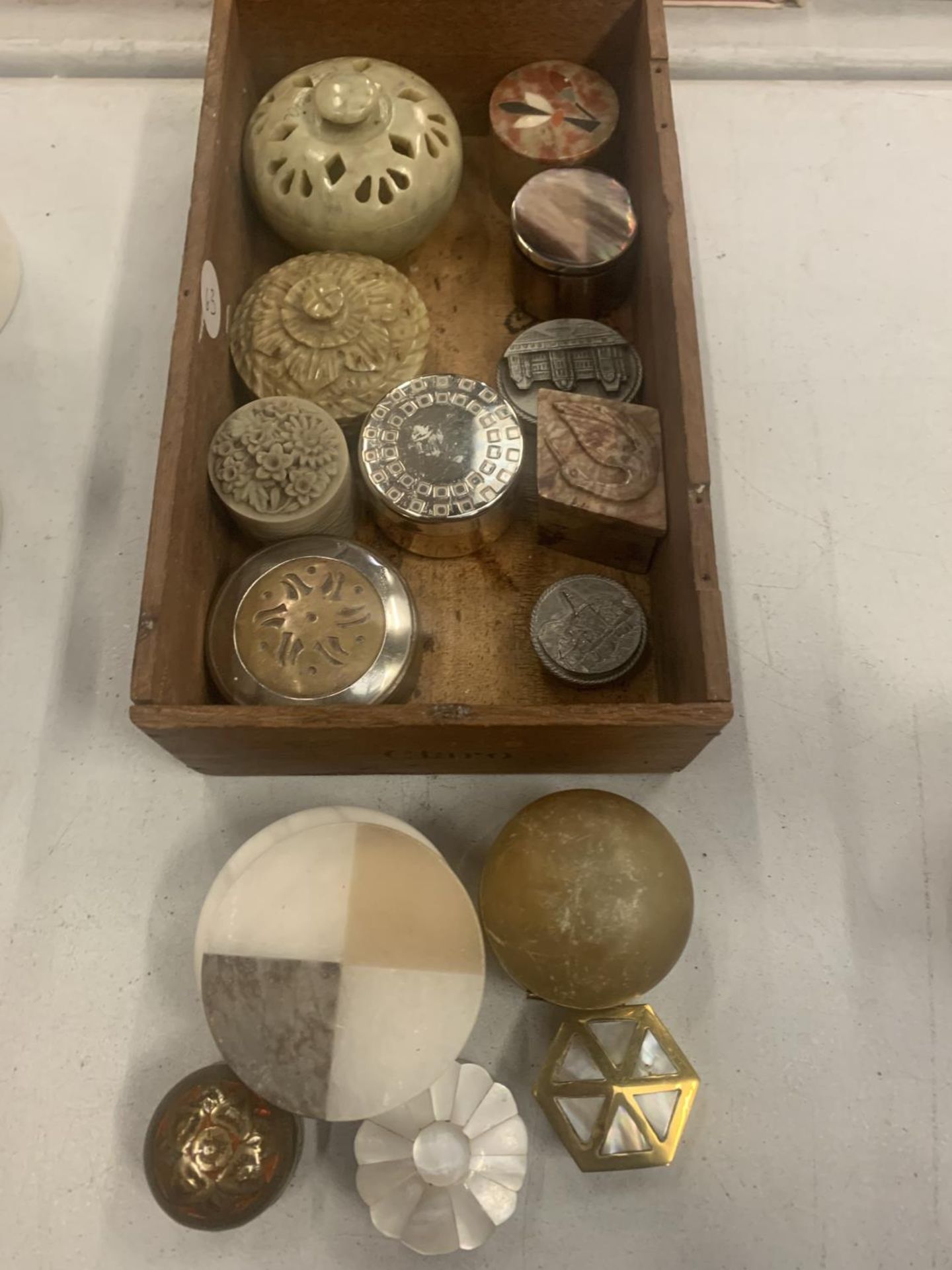 A COLLECTION OF FIFTEEN ASSORTED PILL BOXES