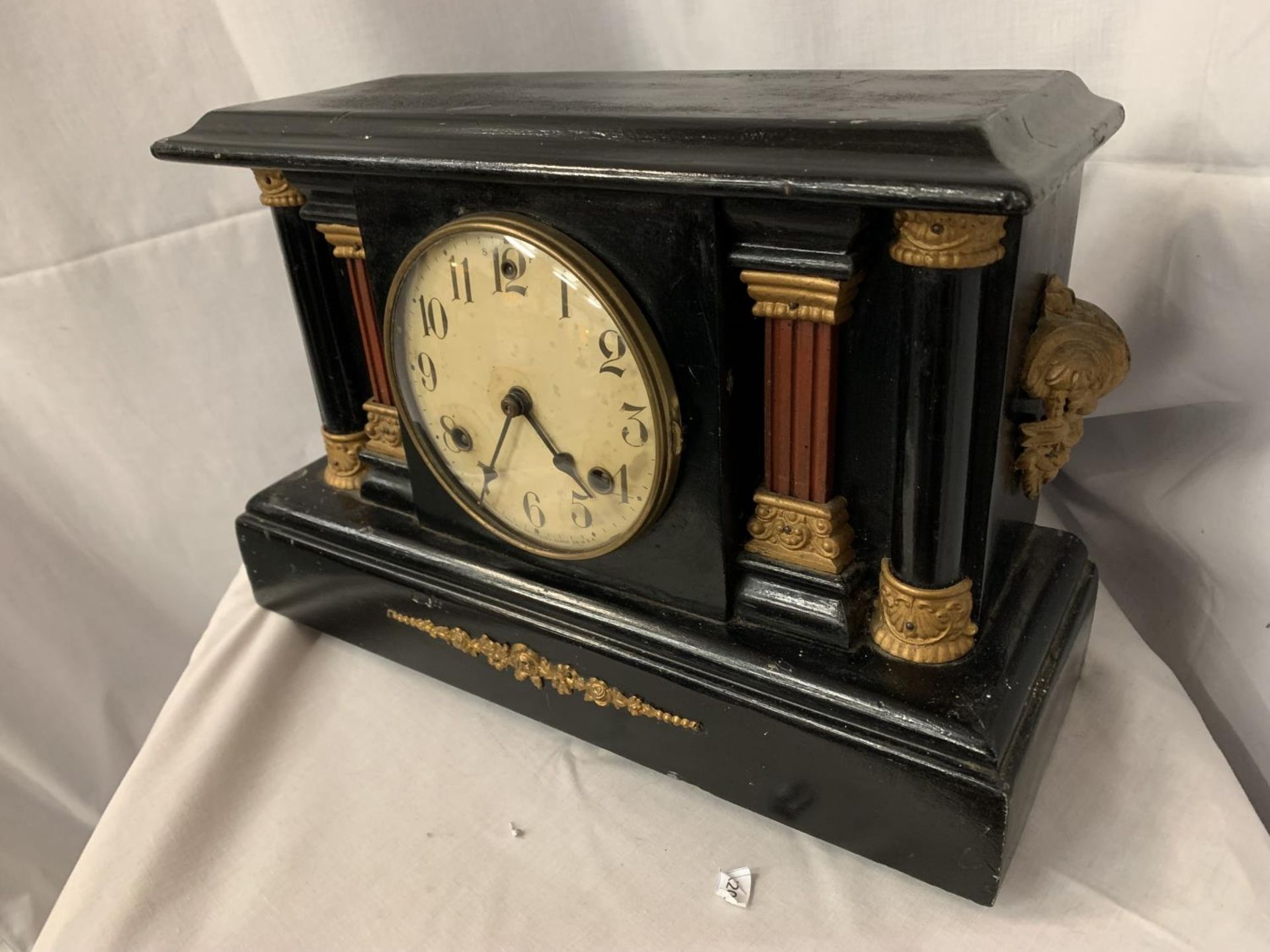 AN AMERICAN WOODEN MANTLE CLOCK WITH COLUMNS - Image 2 of 4