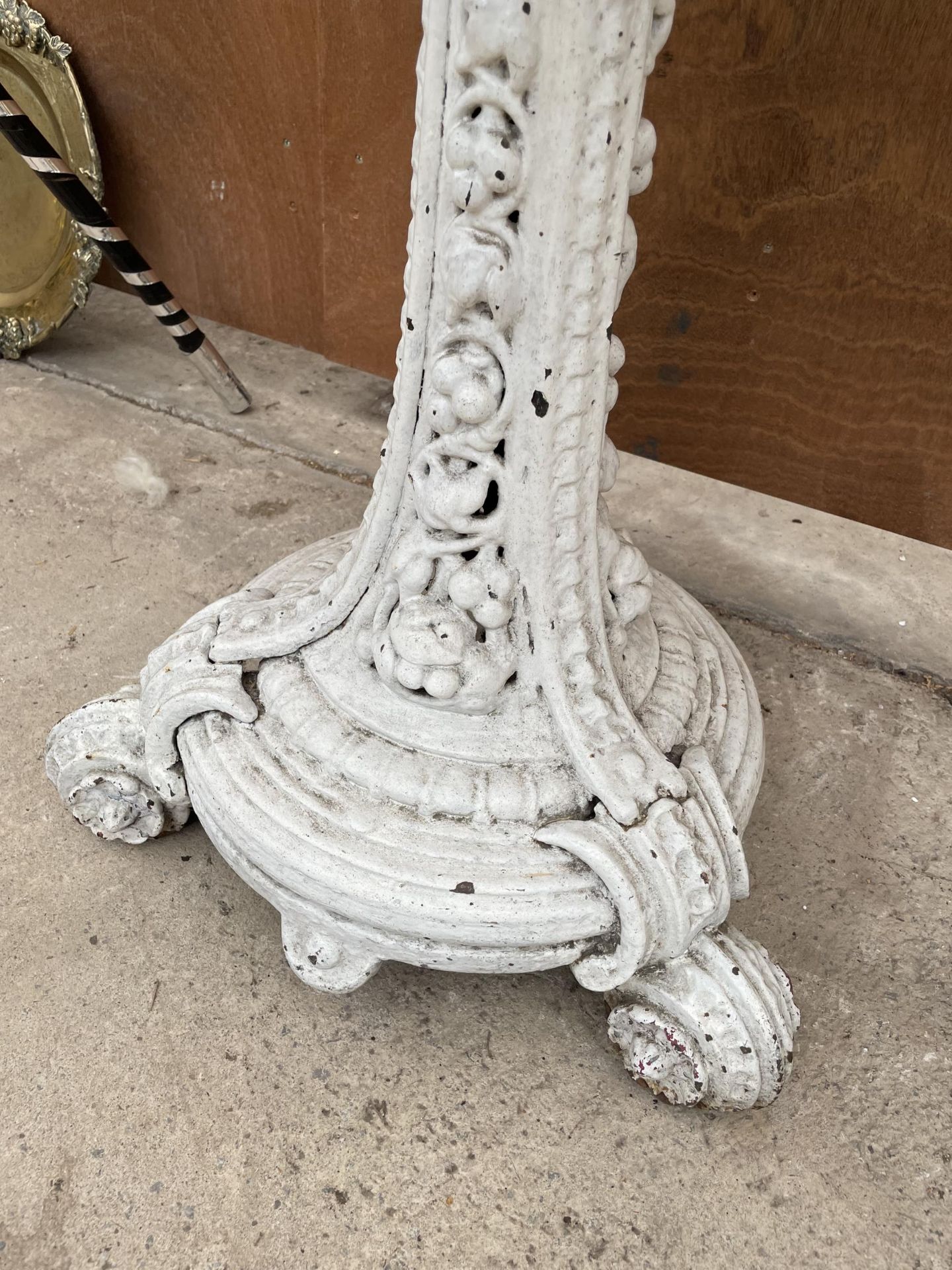 A 19TH CENTUARY COALBROOKDALE CAST IRON TABLE BASE WITH WOODEN TOP ON SCROLL FEET AND THE COLUMN - Image 3 of 5