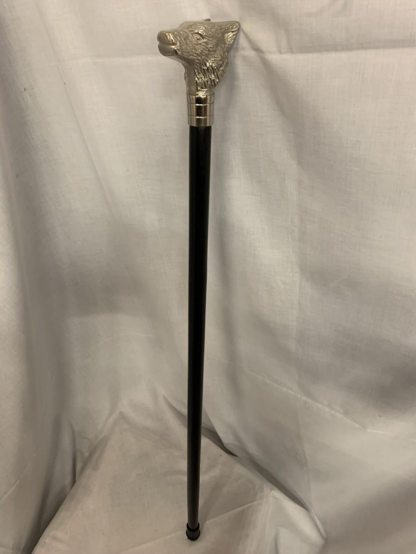 A WOODEN WALKING CANE WITH A SILVER COLOURED FOX HANDLE - Image 4 of 4