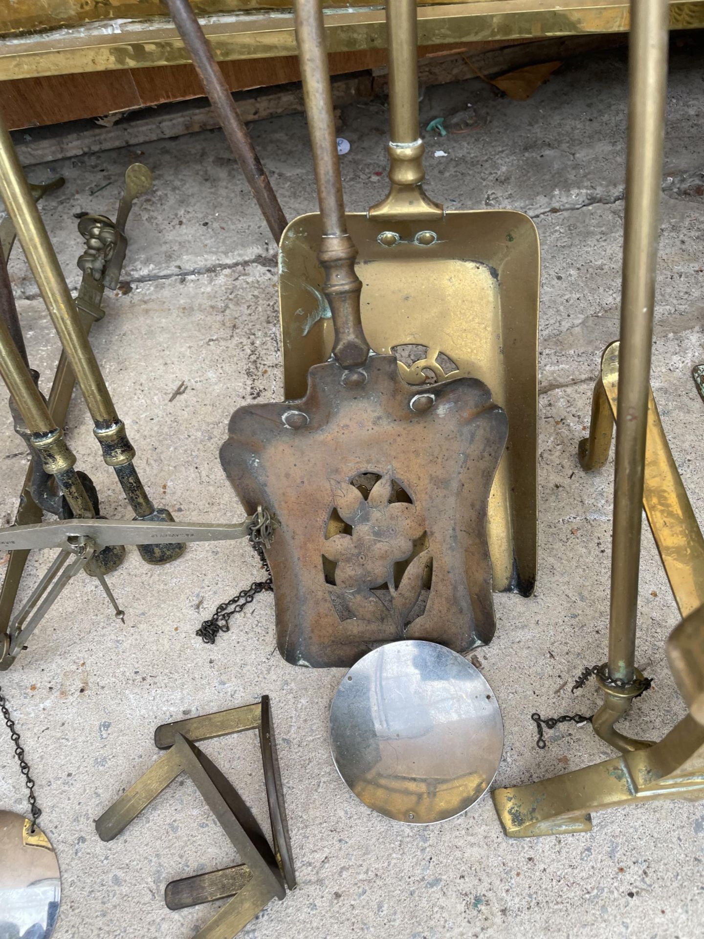 A LLYOD LOOM STYLE TRUNK AND AN ASSORTMENT OF BRASS TO INCLUDE A FIRE SCREEN AND COMPANION SETR - Image 5 of 6