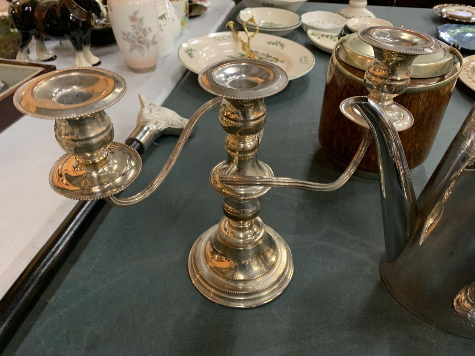 A LARGE QUANTITY OF SILVER PLATE TO INCLUDE TEA/COFFEE POTS, CANDLEABRAS, LIDDED DISHES ETC - Image 8 of 8