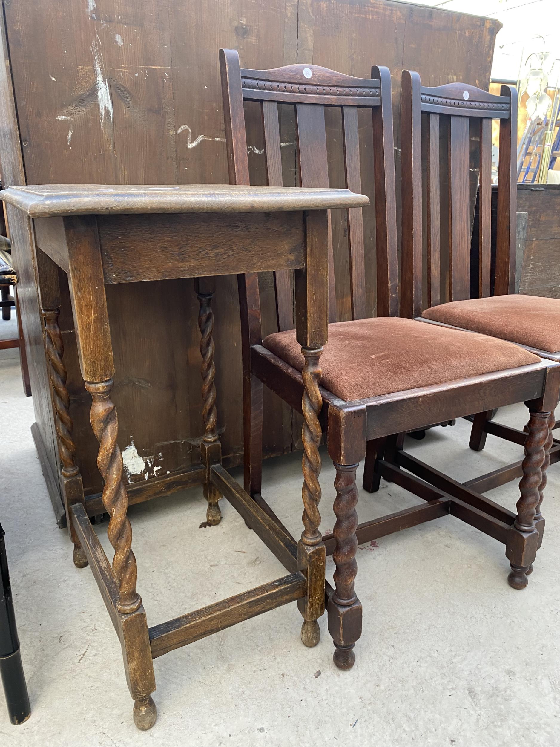 AN EARLY 20TH CENTURY OAK SIDE TABLE WITH BARLEY TWIST SUPPORTS AND TWO OAK DINING CHAIRS - Image 2 of 3