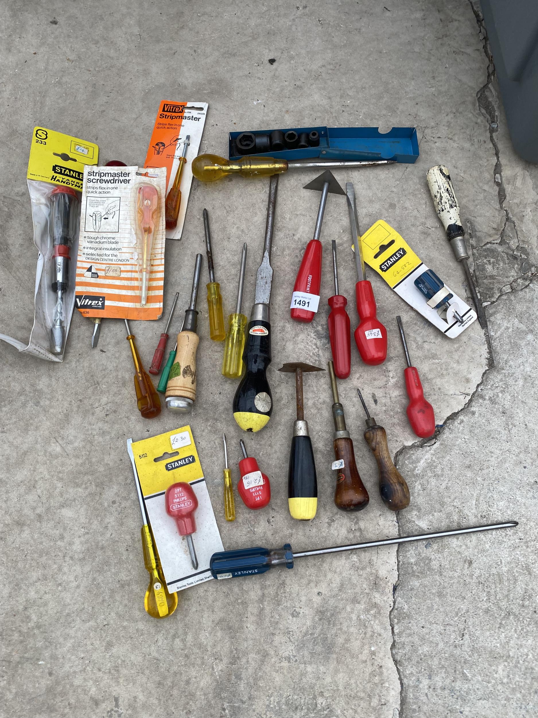AN ASSORTMENT OF SCREW DRIVERS TO INCLUDE STANLEY ETC