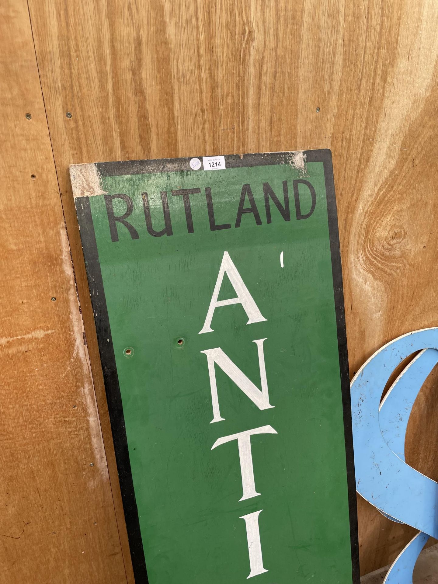 A VINTAGE WOODEN 'RUTLAND ANTIQUES' SIGN - Image 3 of 4