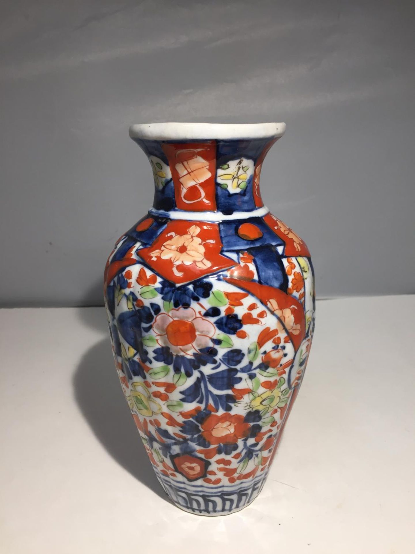 A VICTORIAN ORIENTAL VASE - Image 3 of 5