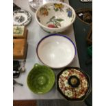 FOUR ITEMS TO INCLUDE A LARGE PORTMEIRION FRUIT BOWL DIAMETER 28CM, A SPODE FRUIT BOWL, A LIDDED