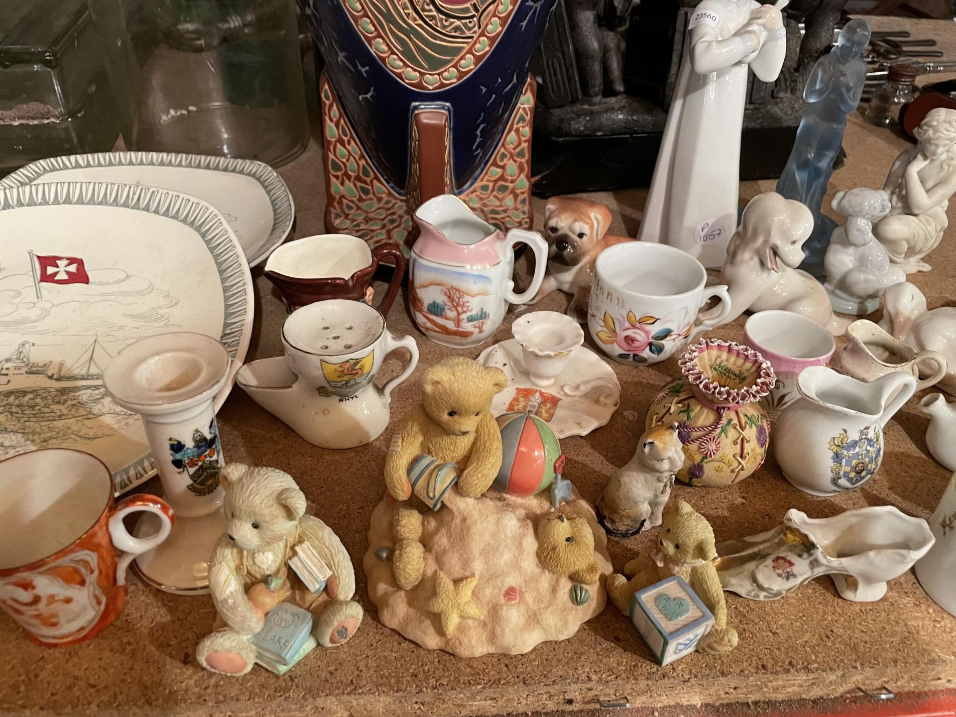 A QUANTITY OF CERAMICS TO INCLUDE MINIATURE CUPS, CRESTWARE, A LARGE VASE FIGURES ETC - Image 4 of 7