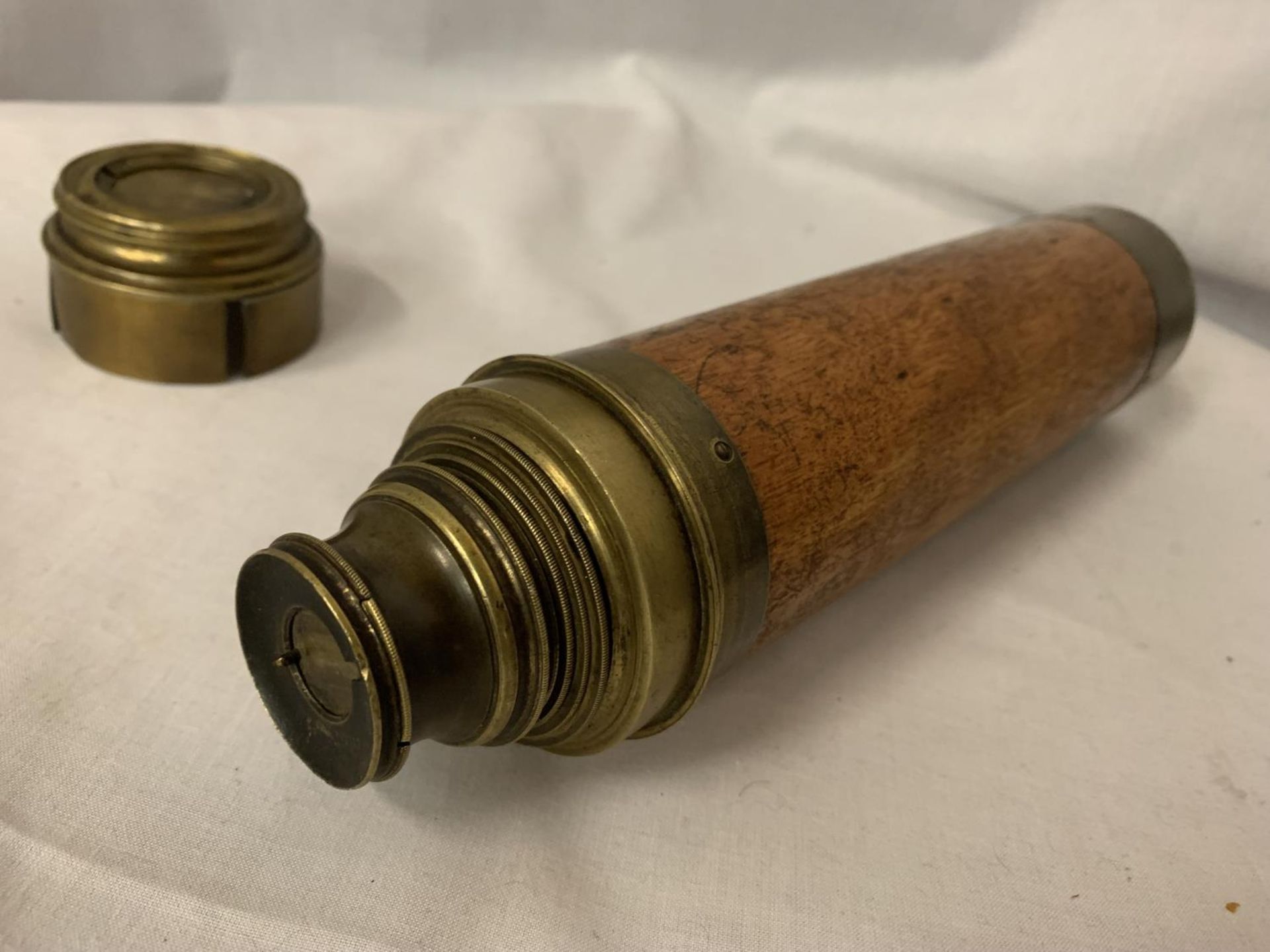 A VINTAGE BRASS AND WOOD TELESCOPE - Image 4 of 4