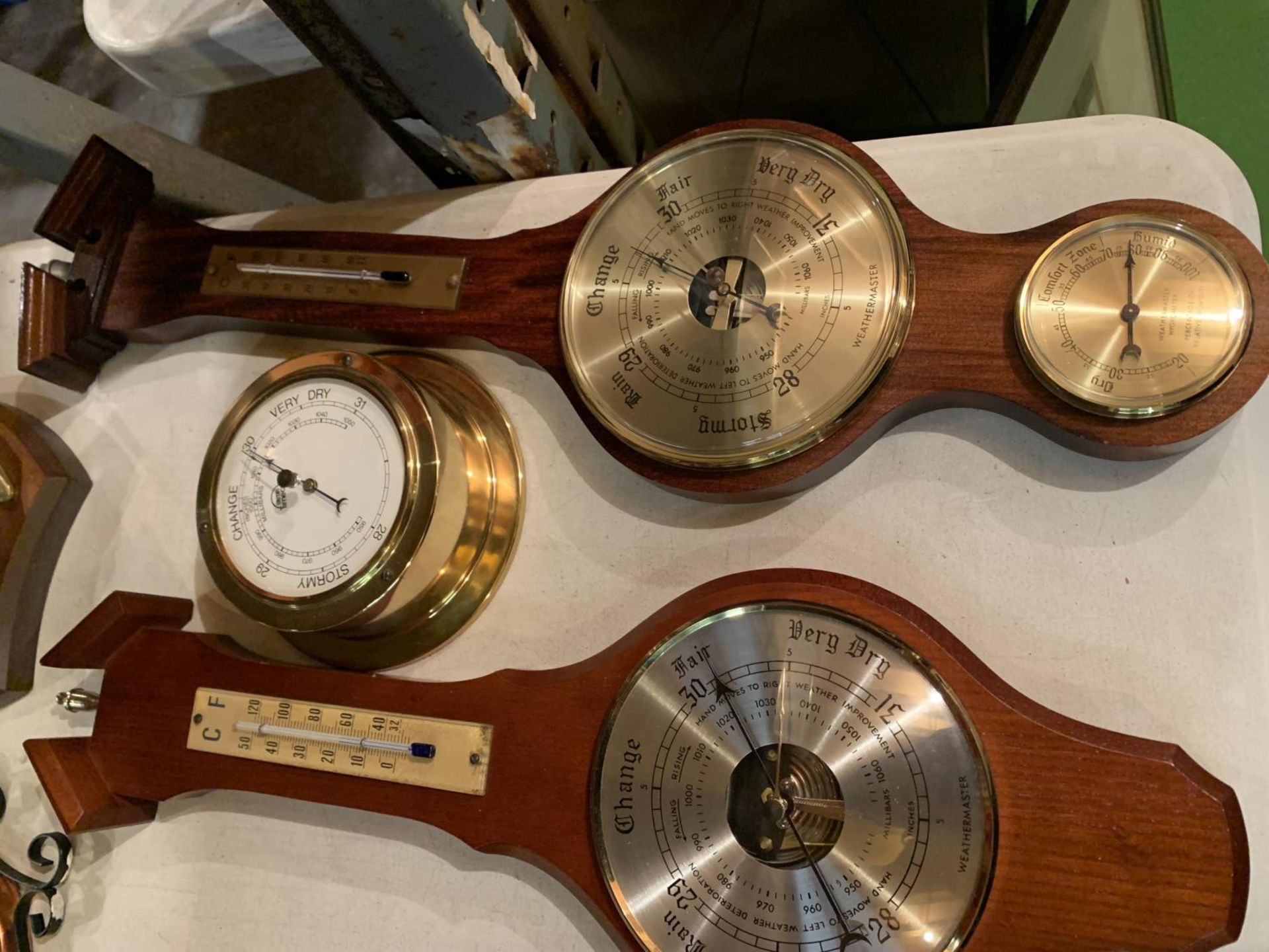 A COLLECTION OF SIX VARIOUS DESIGNS OF BAROMETER - Image 3 of 4