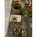 A QUANTITY OF BRASSWARE TO INCLUDE A PLANTER, WEIGHTS, CANDLE SCONCES AND HORSE BRASSES