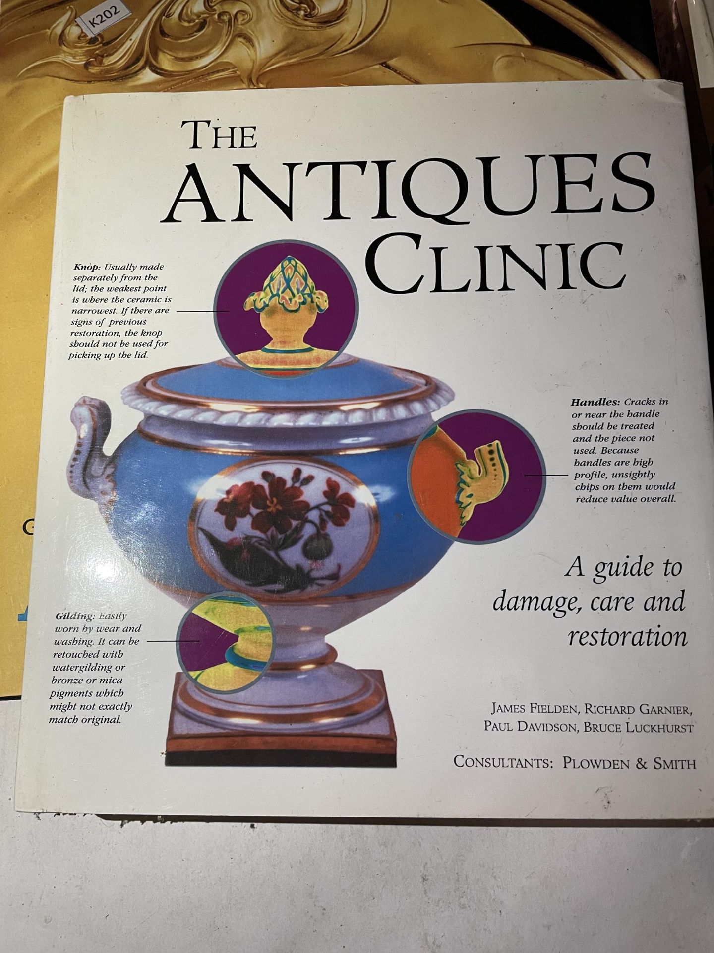 VARIOUS HARDBACK REFERENCE BOOKS RELATING TO COLLECTING TO INCLUDE GLASS, CARNIVAL GLASS, SILVER, - Image 3 of 5