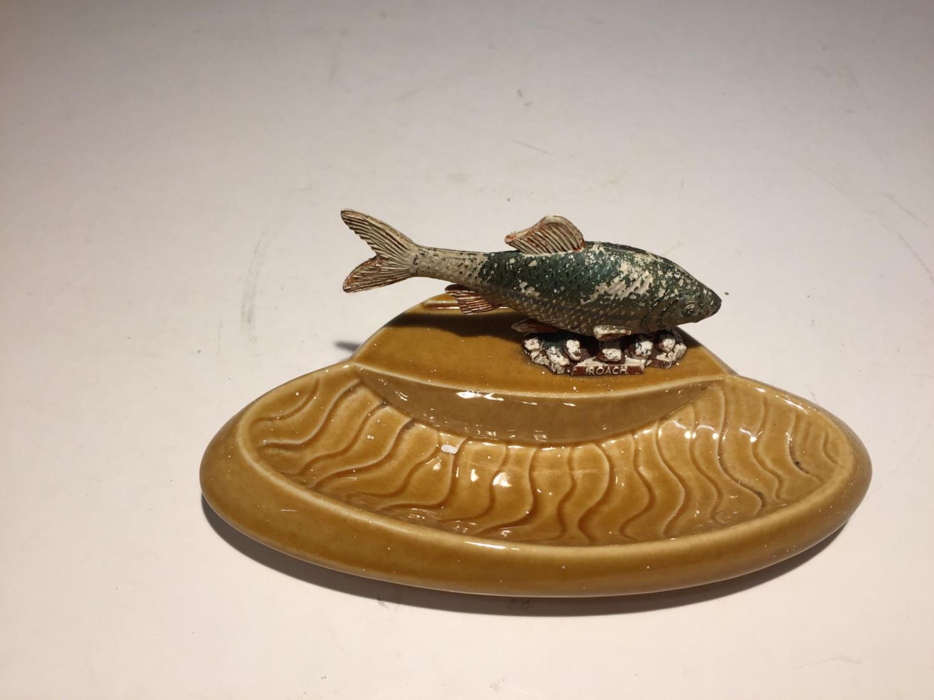 AN RK PRODUCT BY WADE OF ENGLAND PIN DISH WITH ROACH FISH - Image 2 of 4