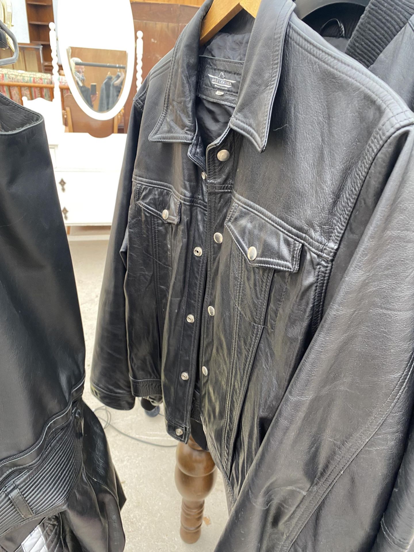 AN ASSORTMENT OF LEATHER CLOTHING ITEMS TO INCLUDE A POLIZEI JACKET AND TROUSSERS ETC - Image 3 of 7