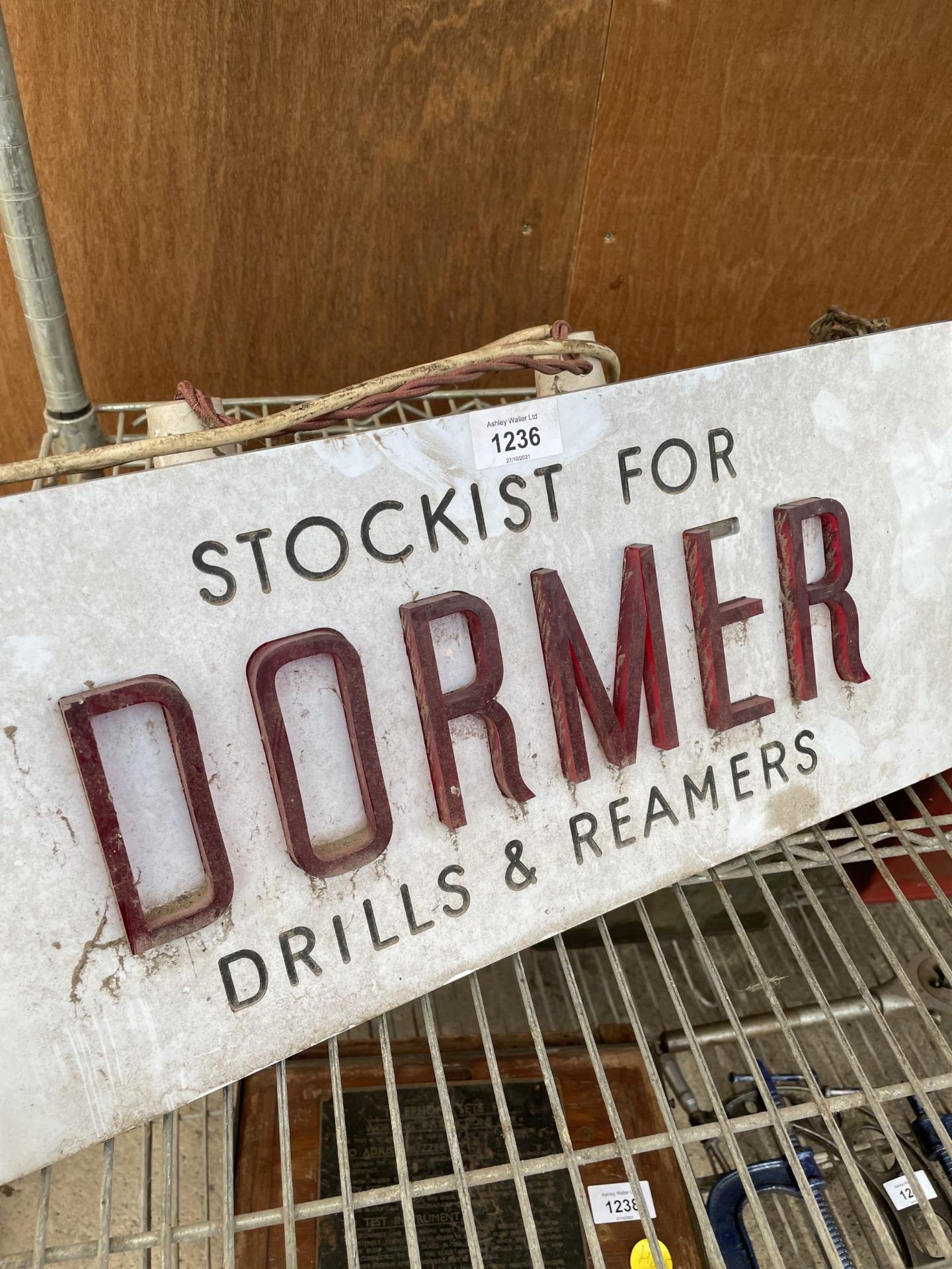 A VINTAGE 'DORMER DRILLS AND REAMERS' ILLUMINATED SIGN - Image 2 of 5