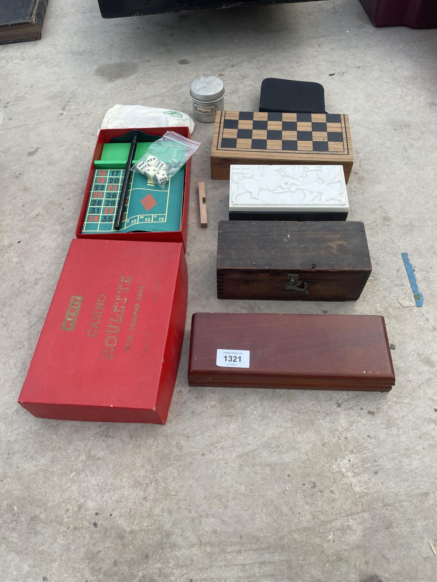 AN ASSORTMENT OF TREEN BOXES TO ALSO INCLUDE VARIUOUS GAMES TO INCLUDE ROULETTE, DRAUGHTS AND