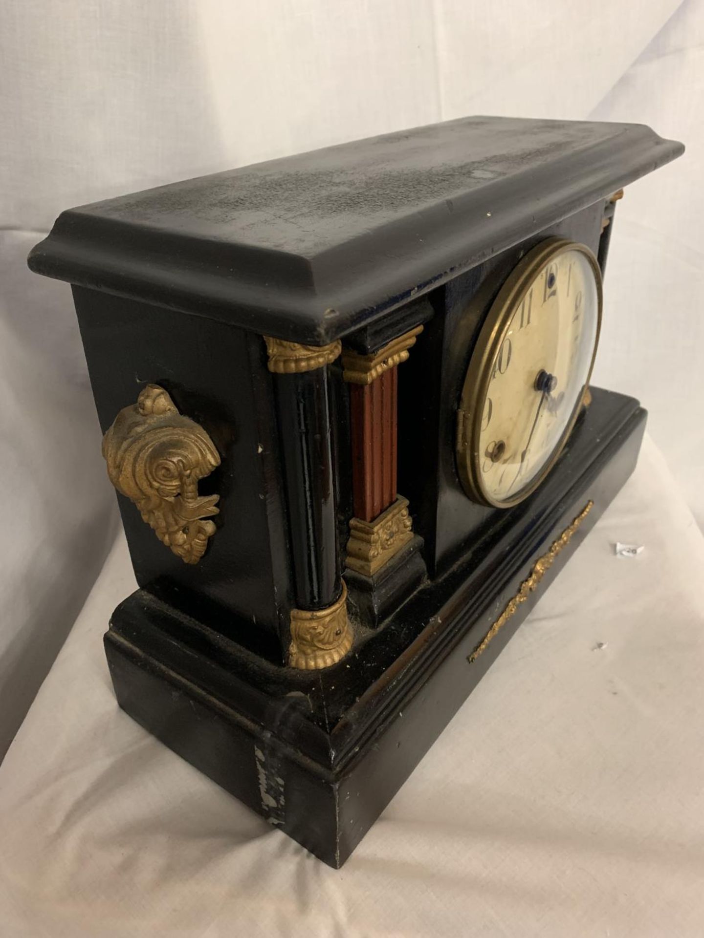 AN AMERICAN WOODEN MANTLE CLOCK WITH COLUMNS - Image 3 of 4