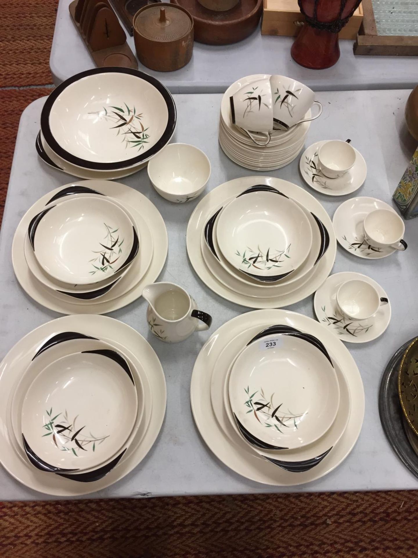 A COLLECTION OF ROYAL DOULTON BAMBOO PATTERN TABLE WARE TO INCLUDE DINNER PLATES, SIDE PLATES, CUPS,