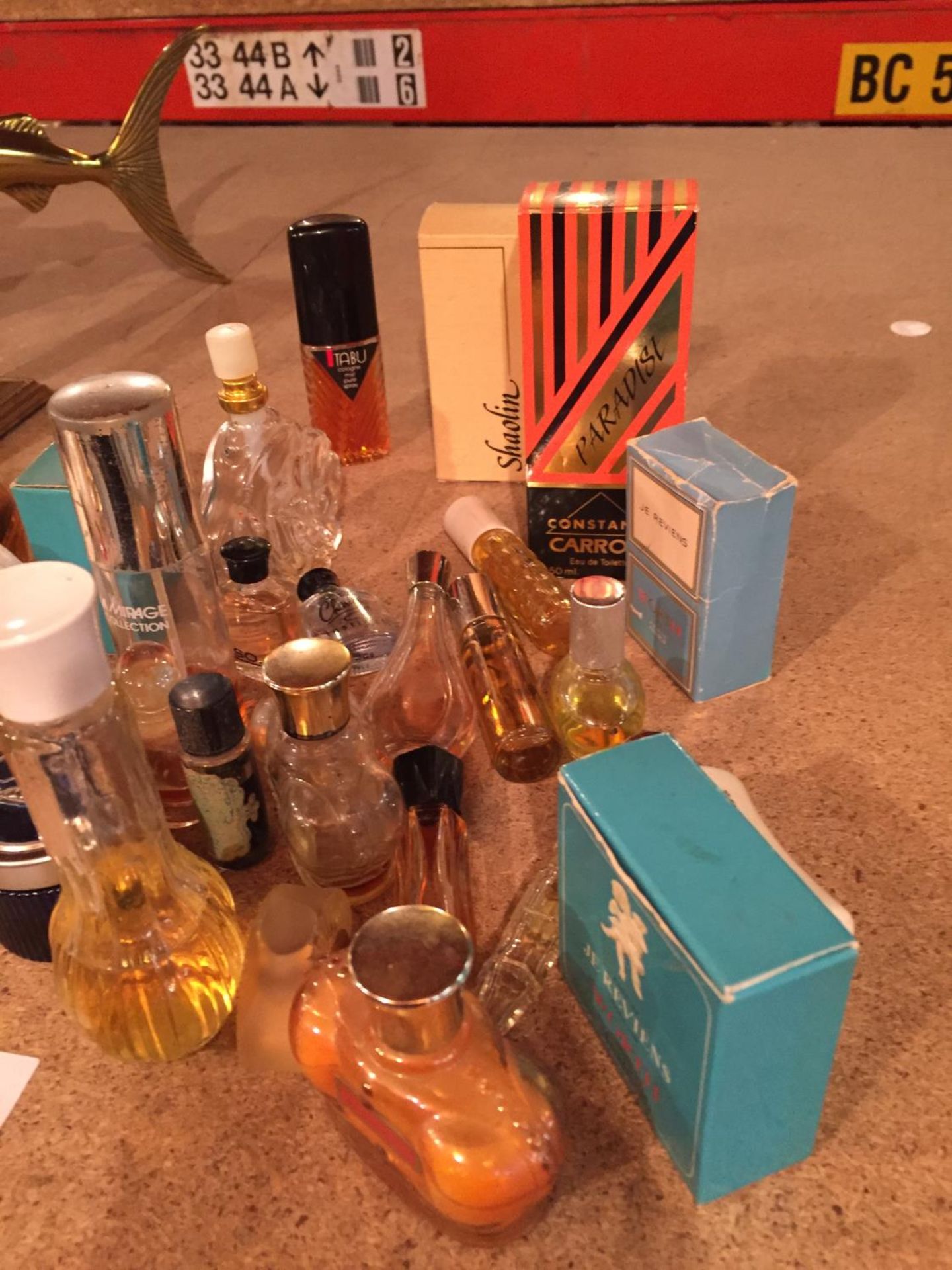 A COLLECTION OF PART BOTTLES OF PERFUMES TO INCLUDE YARDLE, JE REVIENS, ETC. - Image 2 of 3