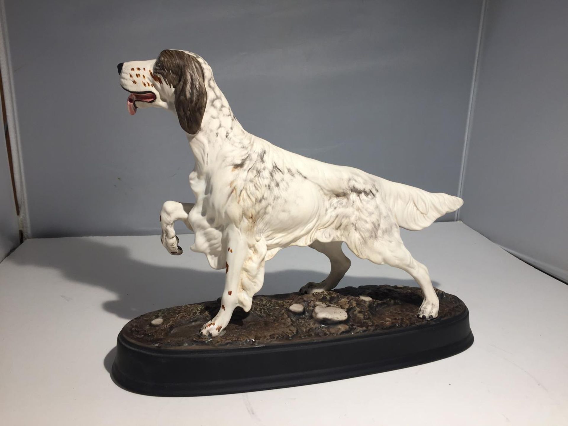 A BESWICK ENGLISH SETTER ON A CERAMIC PLINTH - Image 3 of 4