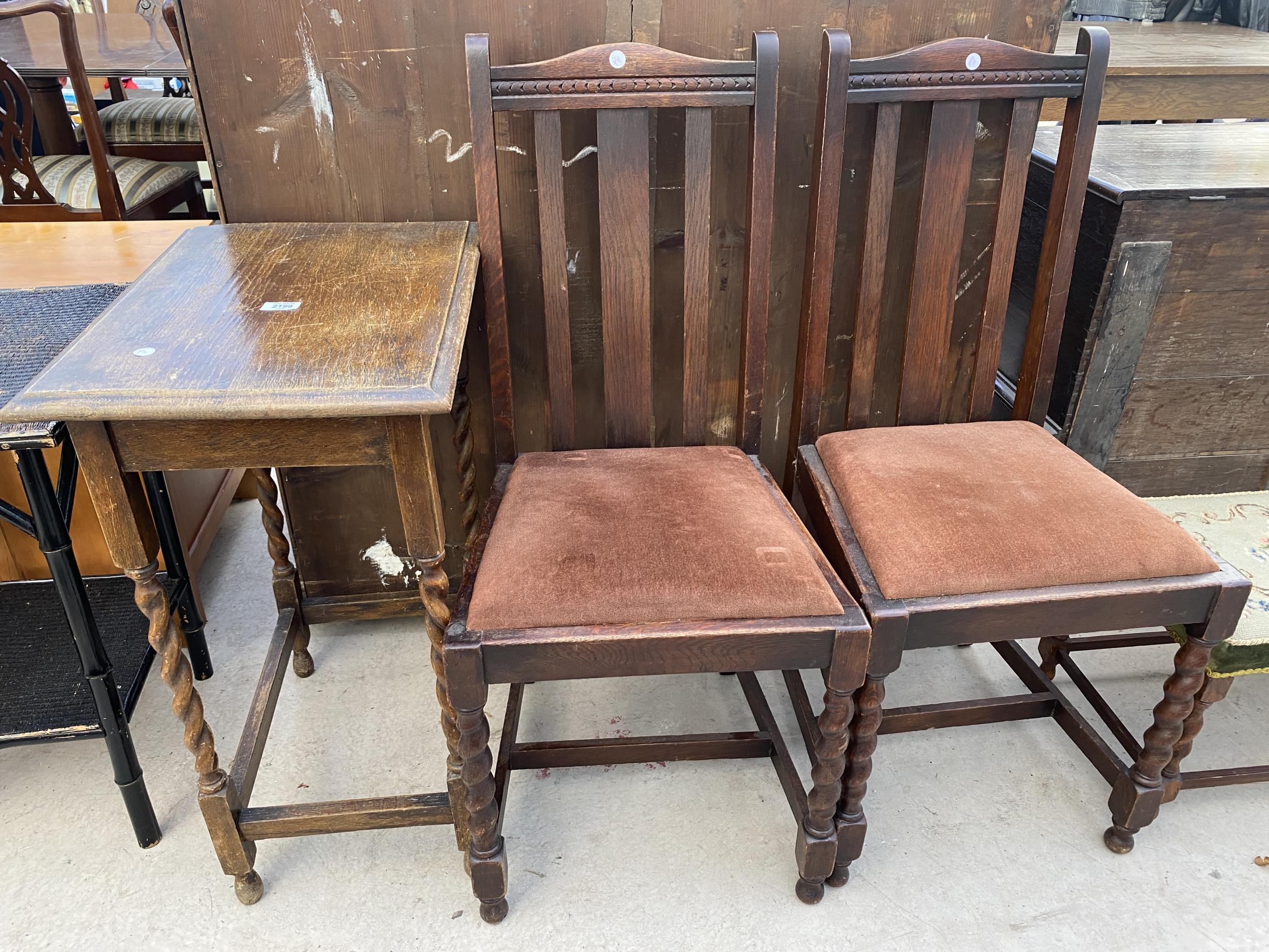 AN EARLY 20TH CENTURY OAK SIDE TABLE WITH BARLEY TWIST SUPPORTS AND TWO OAK DINING CHAIRS