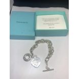 A SILVER TIFFANY & CO NEW YORK NECKLACE WITH A PRESENTATION BOX
