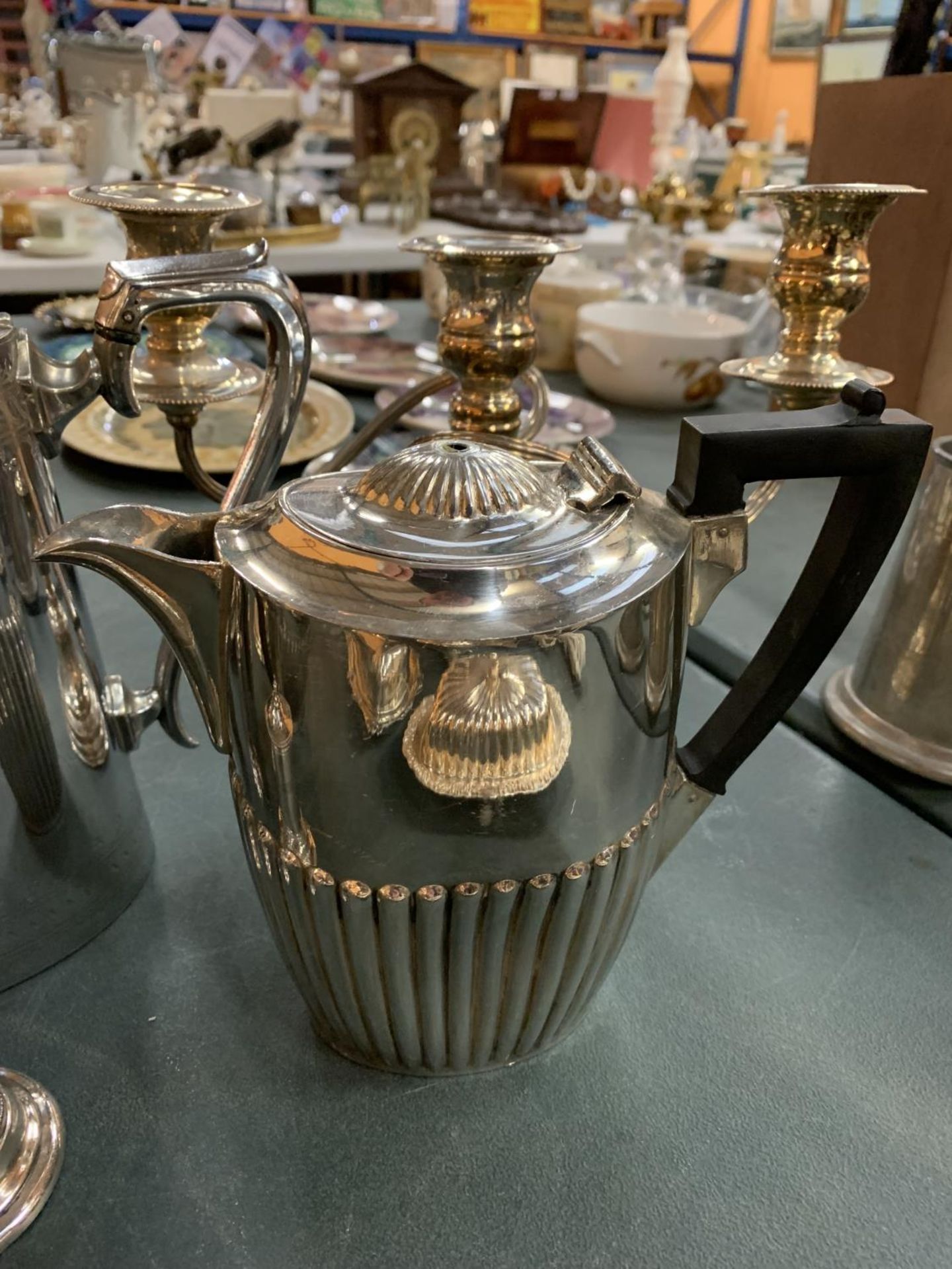 A LARGE QUANTITY OF SILVER PLATE TO INCLUDE TEA/COFFEE POTS, CANDLEABRAS, LIDDED DISHES ETC - Image 5 of 8