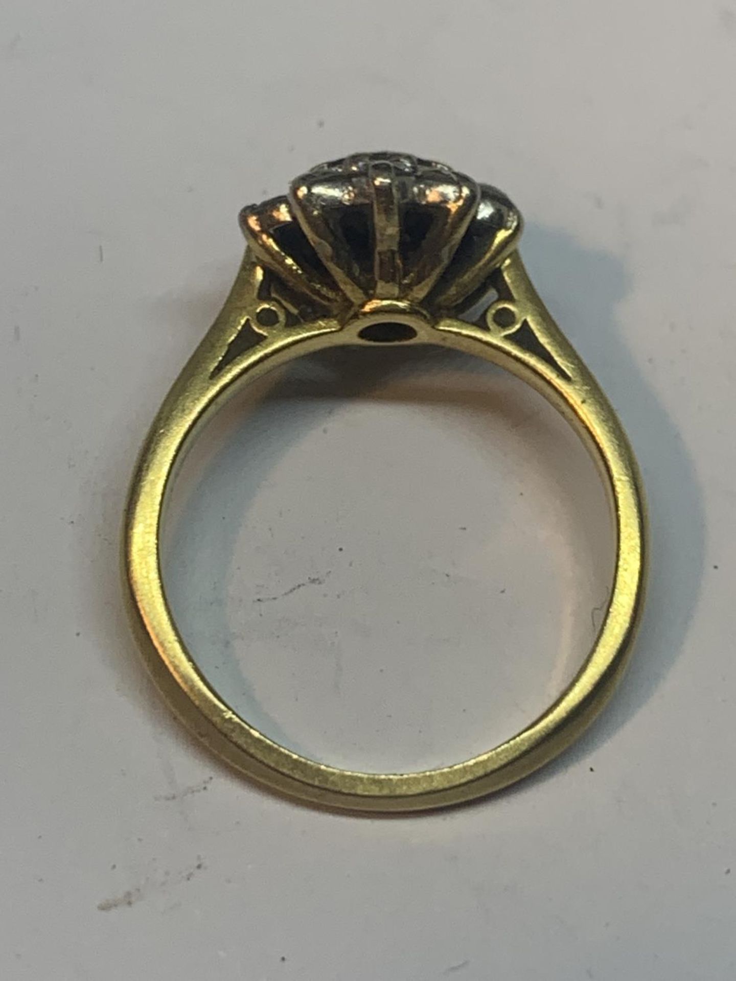 AN 18 CARAT GOLD RING WITH A CENTRE SAPPHIRE SURROUNDED BY DIAMONDS SIZE L IN A PRESENTATION BOX - Image 4 of 4