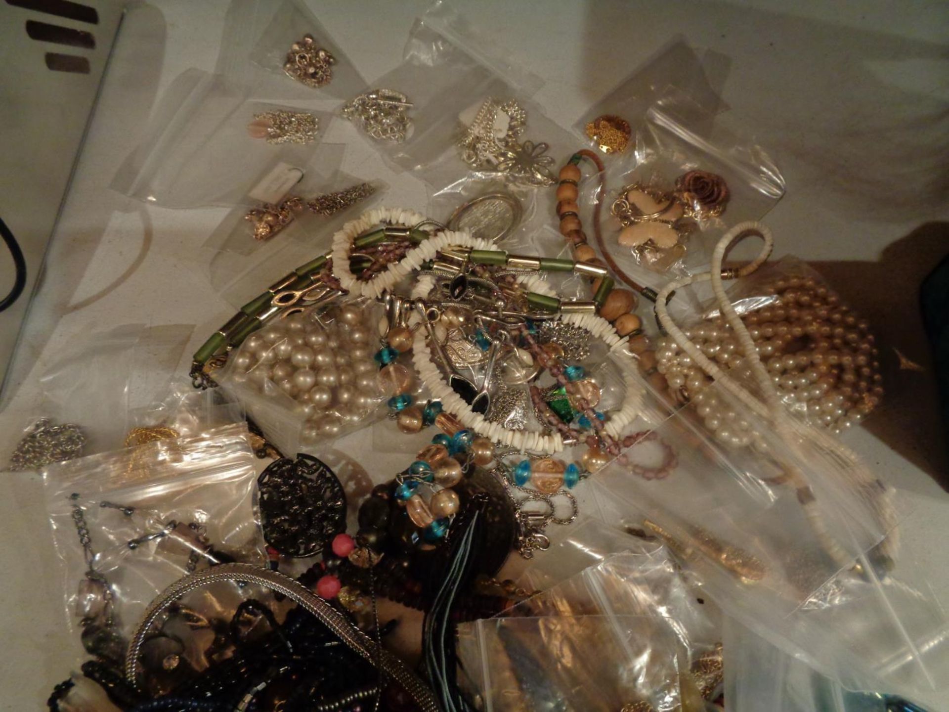 A SELECTION OF JEWELLERY TO INCLUDE NECKLACES, BEADED NECKLACES, PENDANS ETC - Image 3 of 4