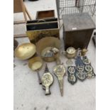 AN ASSORTMENT OF BRASS ITEMS TO INCLUDE HORSE BRASSES, COAL BOX AND MAGAZINE RACK ETC
