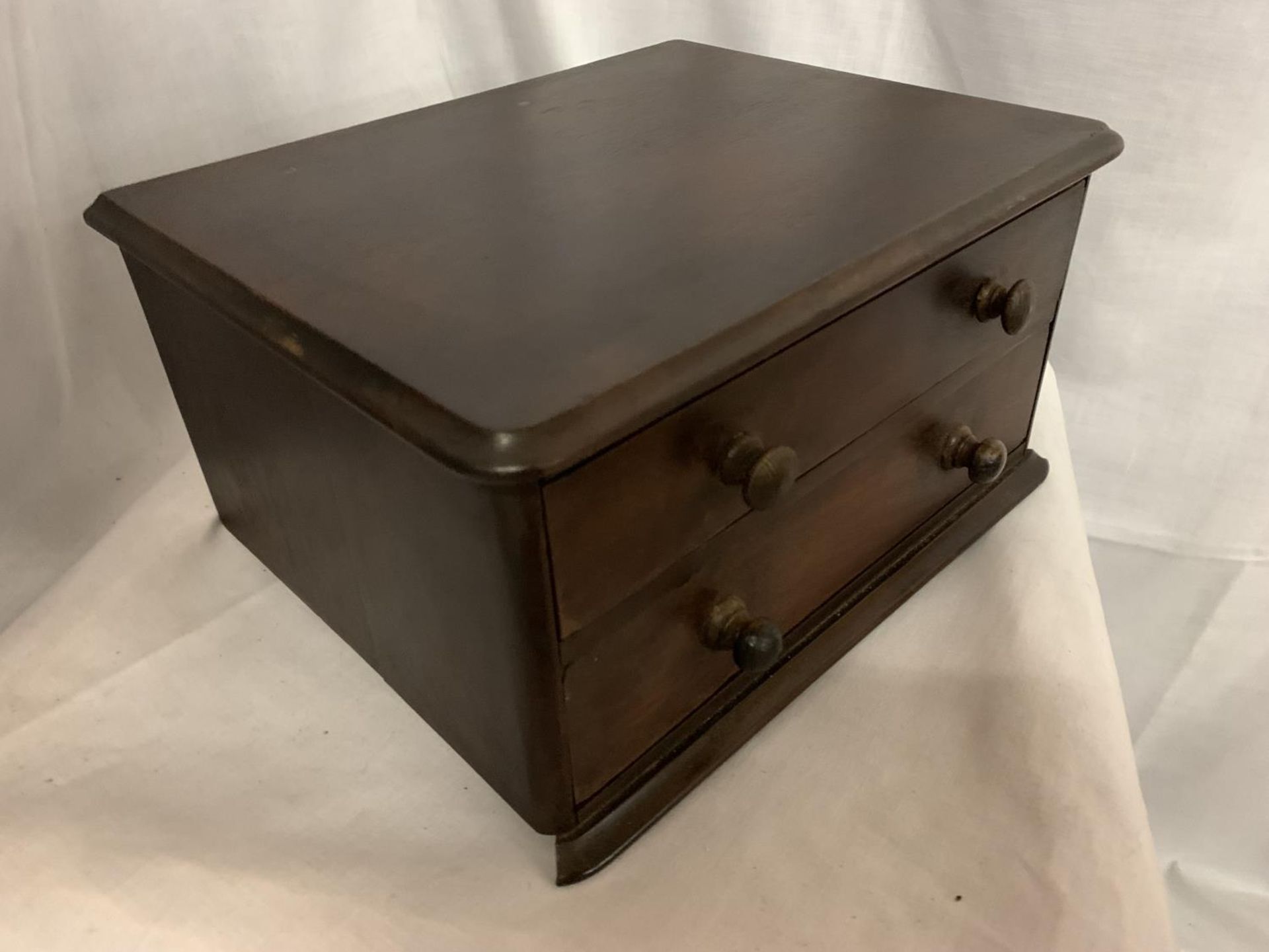 AN OAK TABLE TOP TWO DRAWER CHEST - Image 2 of 5